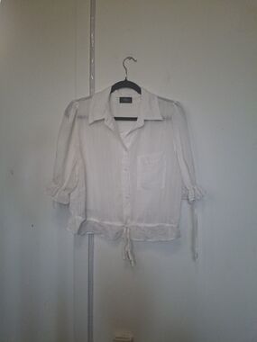 Atmosphere White Button-Front Tie-Hem Blouse